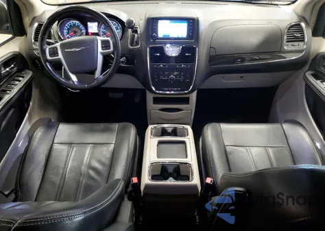 2013 Chrysler Town & Country Touring z USA, uszkodzony, nr VIN 2C4RC1BGXDR588676